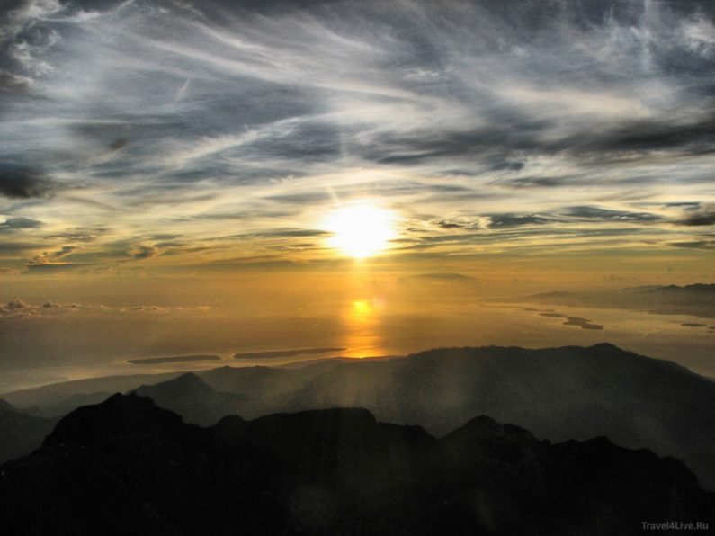 Рассвет с вершины вулкана Ринжани
